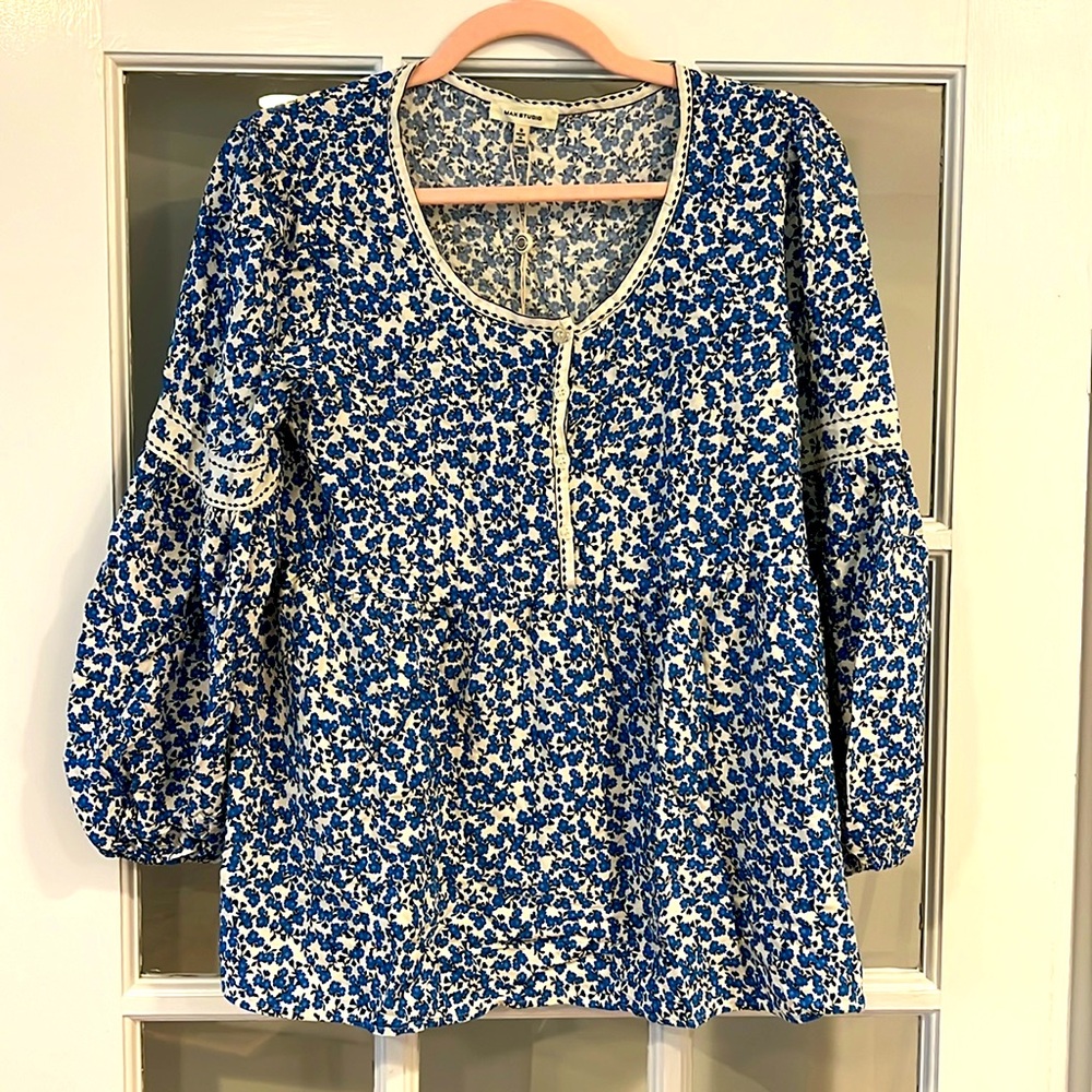 New Max Studio pretty blue & white floral bohemian blouse, new with tags